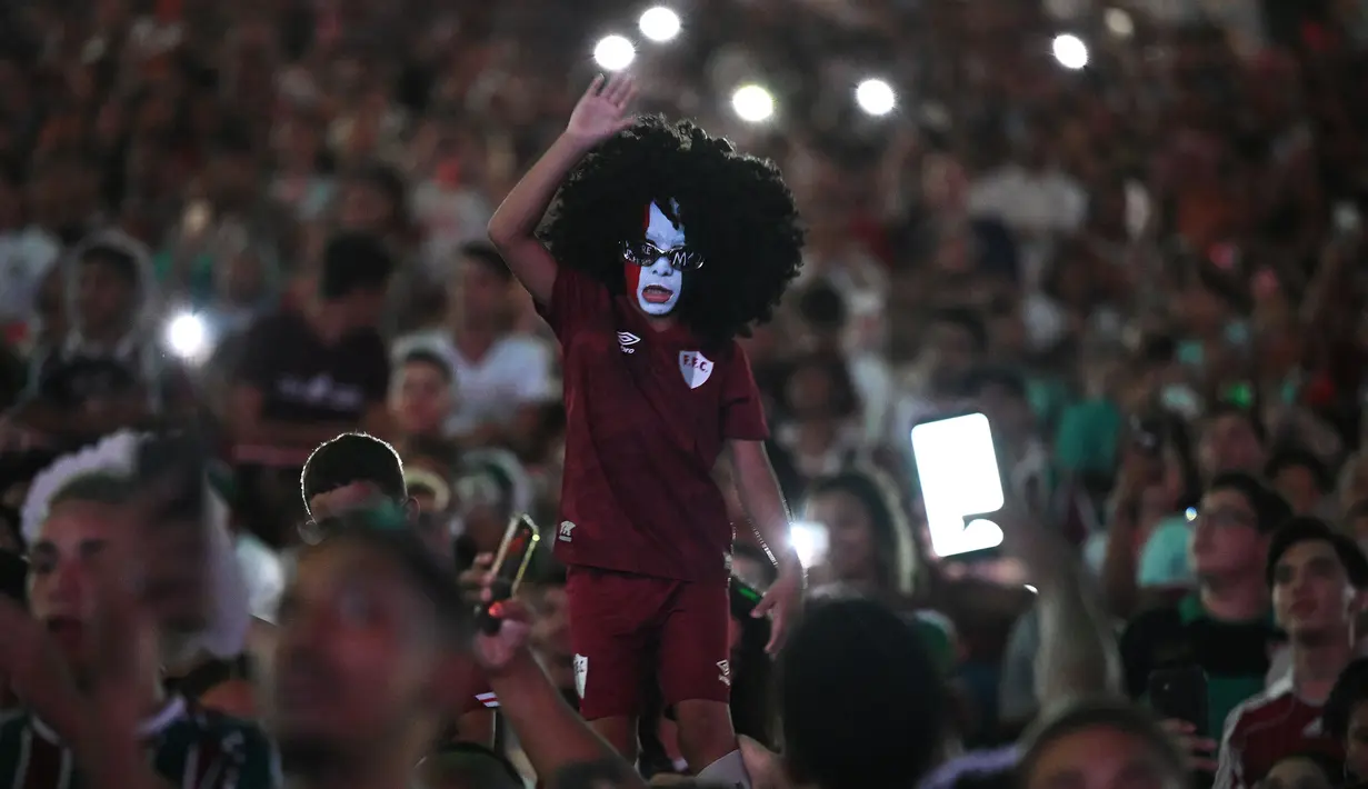 Seorang fans kecil saat perkenalan pemain baru Fluminense, Marcelo di Stadion Maracana, Rio de Janeiro, Brasil, Sabtu (11/03/2023) WIB. Mantan pemain Real Madrid tersebut bergabung hingga Desember 2024. (AFP/Carl De Souza)