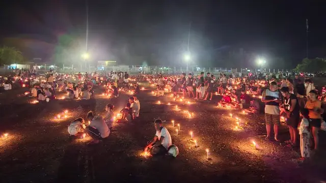 Umat Katolik di Timor Leste saat menggelar 1000 lilin di lokasi Paus Fransiskus saat berkunjung ke negara itu (Istimewa)