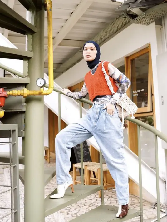 <p>Luaran vest dengan inner longslevee bermotif juga cocok dipadukan dengan denim boyfriend. Cukup gunakan pashmina instand warna navy. Untuk alas kaki bisa menggunakan boots atau sneakers. @tantrinamirah.</p>