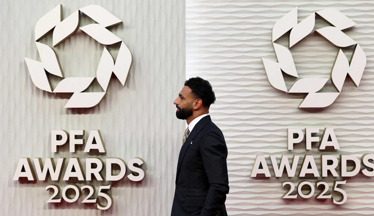 Penyerang Liverpool asal Mesir, Mohamed Salah, berpose saat tiba untuk menghadiri Penghargaan Asosiasi Pemain Sepak Bola Profesional (PFA) 2024-2025 di Gedung Opera, Manchester, Inggris, pada 19 Agustus 2025. (Darren Staples/AFP)