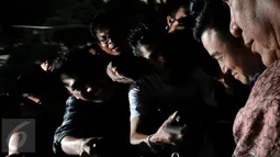 Direktur PT Agung Sedayu Group, Richard Halim Kusuma (kiri) saat keluar gedung KPK Jakarta, Rabu (20/4/2016) Lebih kurang 8 jam, Richard diperiksa KPK terkait dugaan suap pembahasan raperda reklamasi Teluk Jakarta. (Liputan6.com/Helmi Fithriansyah)