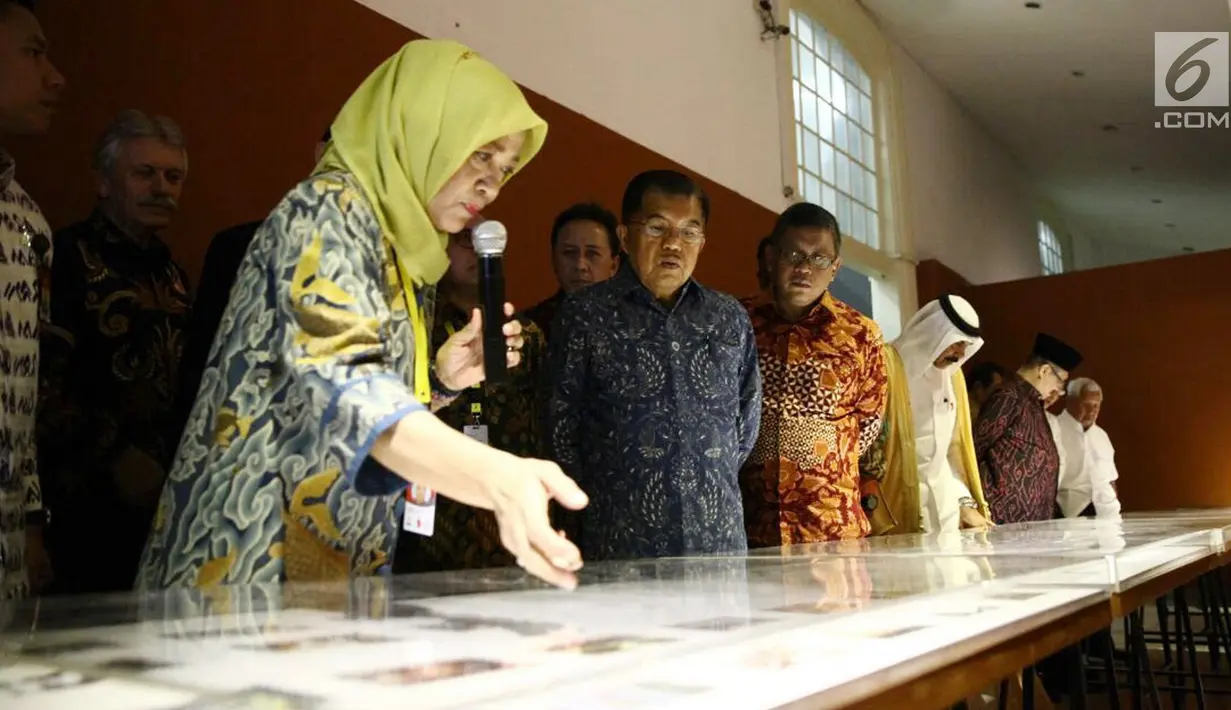 Wakil Presiden Jusuf Kalla melihat lukisan koleksi Istana di Galeri Nasional RI, Jakarta, Selasa (1/8). Pameran yang menampilkan lukisan koleksi istana tersebut akan di buka untuk umum besok rabu (2/8). (Liputan6.com/Angga Yuniar)