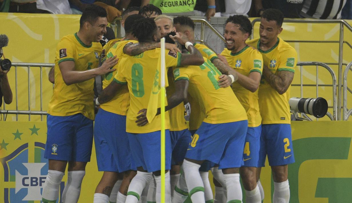 Brasil. Timnas Brasil yang berperingkat dua FIFA lolos ke Piala Dunia 2022 Qatar dengan nilai skuat 870,50 juta euro atau setara sekitar Rp14,1 triliun. Tiga pemain dengan nilai tertinggi adalah Neymar (100 juta euro), Casemiro (70 juta euro) dan Alisson Becker (60 juta euro). (AFP/Carl De Souza)
