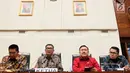 Ketua Panitia Khusus Hak Angket KPK, Agun Gunandjar Sudarsa (kedua kiri) memberikan keterangan pers di Gedung Nusantara, Senayan, Jakarta, Selasa (17/10). Hari ini, KPK kembali mangkir dalam agenda rapat kerja dengan Pansus KPK. (Liputan6.com/Johan Tallo)