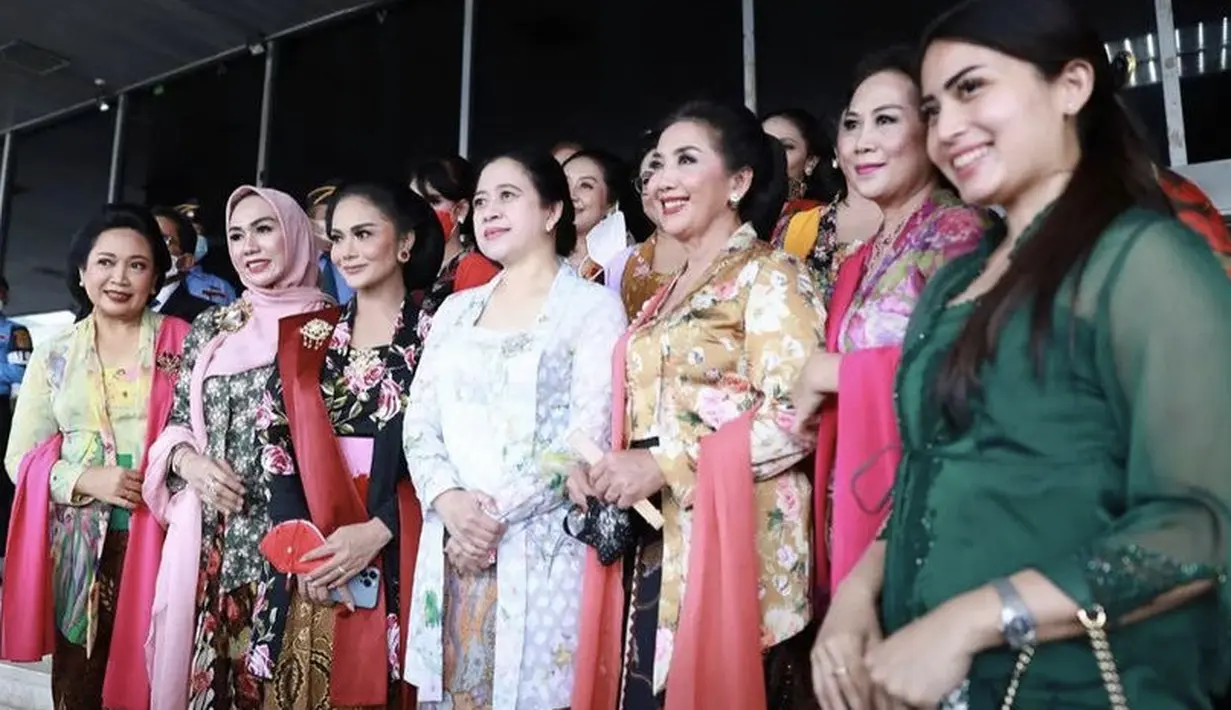 Puan tampak anggun dengan mengenakan kebaya putih model kutu baru dipadukan kain lilit sebagai bawahan. Ia pun berfoto dengan perempuan anggota DPR. @puanmaharaniri