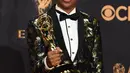 Lena Waithe berpose dengan trofi usai meraih penghargaan pada Emmy Awards 2017 di Los Angeles, Minggu (17/9). Lena Waithe menjadi perempuan kulit hitam pertama yang meraih Emmy Awards dari kategori Best Comedy Writing. (Jordan Strauss/Invision/AP)