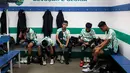 Pemain-pemain dari Korea-Korea Selecao bersiap di ruang ganti pemain di akademi Sporting CP, Lisbon, Portugal, Jumat (22/11/2024). (Bola.com/Bagaskara Lazuardi)