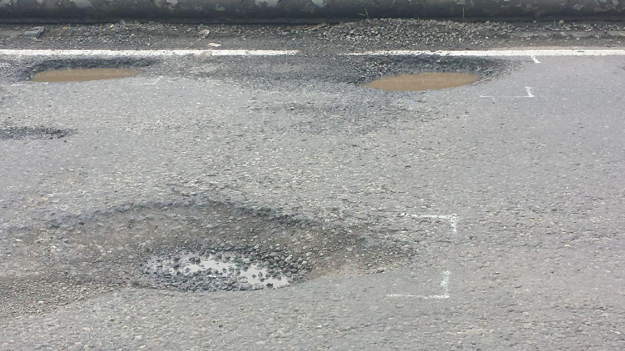 Ratusan Lubang Menganga Intai Pelintas Jalur Tegal-Brebes