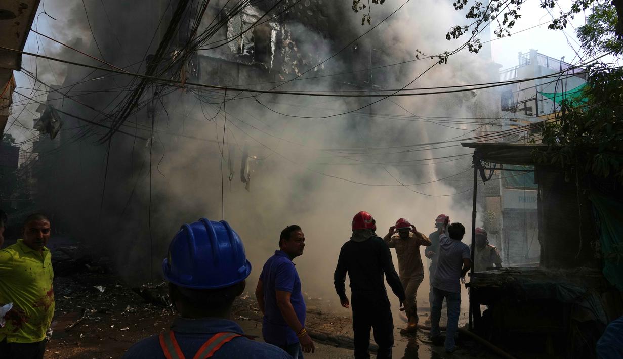Petugas pemadam kebakaran mencoba memadamkan api yang membakar sebuah hotel di New Delhi, India, Rabu 3 Juni 2026. (AP Photo/Manish Swarup)