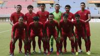 Para pemain Timnas Indonesia U-22 foto bersama sebelum melawan Bhayangkara FC pada laga uji coba di Stadion Patriot, Bekasi, Rabu (6/2). Keduanya bermain imbang 2-2. (Bola.com/Yoppy Renato)
