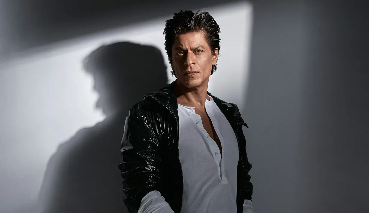 Shahrukh Khan dikenal sebagai rajanya film Bollywood. Meskipun usianya sudah 51 tahun, akan tetapi pesonanya sudah tidak pernah luntur. (Foto: vogue.in)