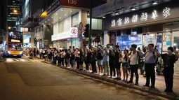 Demonstran prodemokrasi membentuk rantai manusia di jalanan Hong Kong, Jumat (23/8/2019). Aksi ini terinspirasi oleh pengunjuk rasa anti-Soviet tiga dekade lalu. (AP Photo/Kin Cheung)