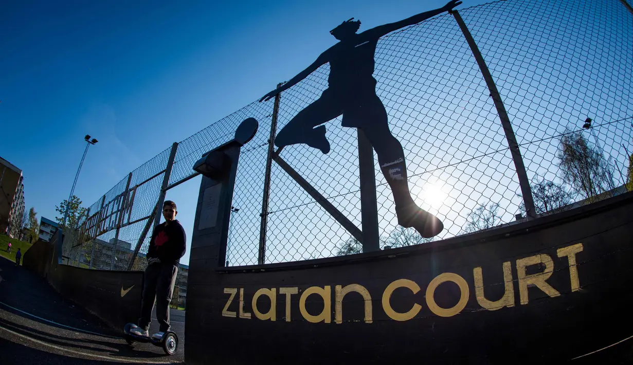 Seorang anak berdiri dekat gerbang masuk lapangan sepak bola Zlatan di kawasan Rosengard, Malmoe, (2/5/2016). (AFP/Jonathan Nackstrand)