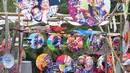 Kreasi payung tradisional nusantara mewarnai kawasan Taman Lumbini, Komplek Candi Borobudur selama Festival Payung Indonesia 2018 di Magelang, Jawa Tengah, Jumat (7/9). Festival Payung Indonesia 2018 digelar hingga 9 September 2018. (Liputan6.com/Gholib)