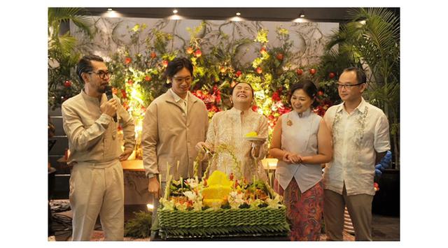 6 Potret Dhika Himawan mitoni 7 bulanan kehamilan, Ferry Salim bahagia segera timang cucu pertama