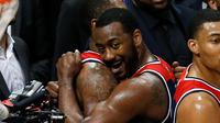 Pemain Washington Wizards, John Wall (kanan), menjadi salah satu pemain yang menciptakan dunk terbaik pada putaran pertama playoff NBA 2016-2017. (AP Photo/John Bazemore)