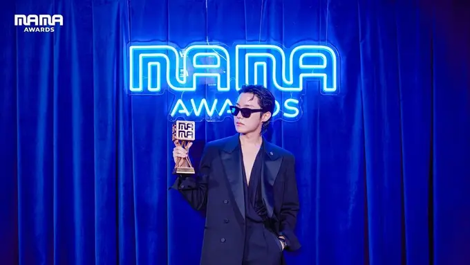 Potret J-Hope BTS Sabet Piala MAMA 2022 Sambil Pamer Dada dengan Outfit Ratusan Juta