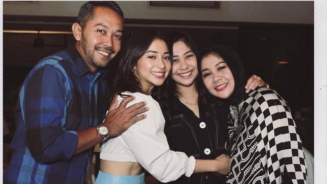 6 Potret Kebersamaan Nikita Willy dan Ayah Tirinya, Akrab Banget