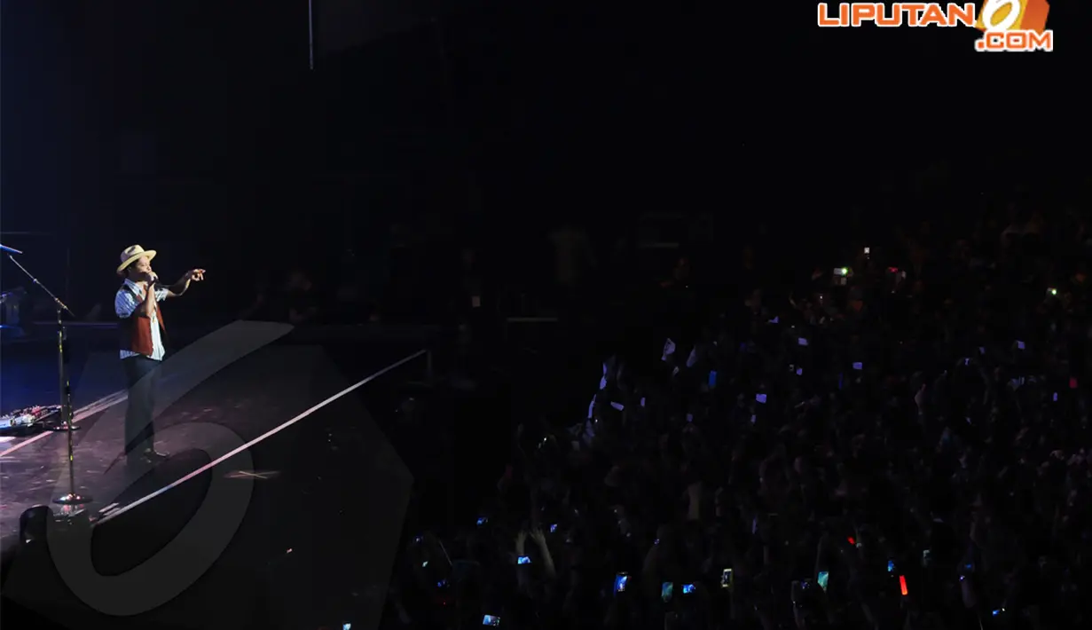 Bruno tampak menyapa para penggemarnya yang memadati konsernya di Mata Elang Internasional Stadium (MEIS), Ancol, Jakarta Utara Senin (24/3/2014) (Liputan6.com/Andrian M Tunay).