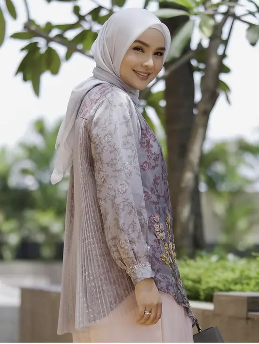 Di tahun depan, Pantone sudah mengeluarkan warna  yang akan menjadi tren yaitu very peri yang didominasi rona biru dan tone ungu. Untuk itu sahabat Fimela bisa memilih pakaian didominasi tone ungu. Kemeja detail pleats dibagian belakang, dan motif floral di bagian depan. @riamiranda