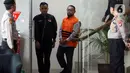 Ishfah Abidal Aziz alias Gus Alex menyusul mantan atasannya, Yaqut Cholil Qoumas, yang telah lebih dulu dijebloskan ke sel tahanan pada Kamis 12 Maret 2026 terkait kasus yang sama. Tampak dalam foto, mantan Staf Khusus Menteri Agama (Menag) periode 2020-2024, Yaqut Cholil Qoumas, Ishfah Abidal Aziz alias Gus Alex (ketiga kiri) usai menjalani pemeriksaan di Gedung Merah Putih Komisi Pemberantasan Korupsi (KPK), Jakarta, Selasa (17/3/2026). (Liputan6.com/Helmi Fithriansyah)