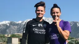 Ashlyn Harris (kiri) dan Ali Krieger (kanan) bermain untuk klub Orlando Pride di Liga Sepak Bola Wanita Amerika Serikat sejak musim kompetisi 2017. ( Instagram Ashlyn Harris )