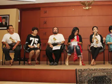 Sejumlah artis dan aktor gelar konferensi pers usai latihan pertunjukan wayang orang dengan lakon Lahirnya Parikesit di Jakarta, Sabtu (21/3/2015). Pertunjukan itu akan digelar di Teater Jakarta TIM pada 26 Maret mendatang. (Liputan6.com/Helmi Afandi)
