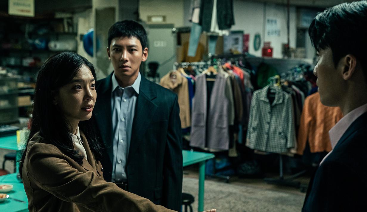 Penambahan Im Se Mi, yang akan memerankan Yoo Eui Jung, seorang petugas narkotika ulung yang merupakan istri Park Joon Mo dan cinta pertama Jung Ki Chul, akan semakin memperumit hubungan mereka. (Foto: Disney+ Hotstar via Soompi)