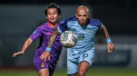 Pemain Persela Lamongan, Ivan Carlos (kanan) pun kesulitan menembus barisan pertahan Persik Kediri yang dijaga oleh Risna Prahalabenta. (Bola.com/Bagaskara Lazuardi)