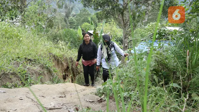 Dua orang guru di desa terpencil di kabupaten Sigi