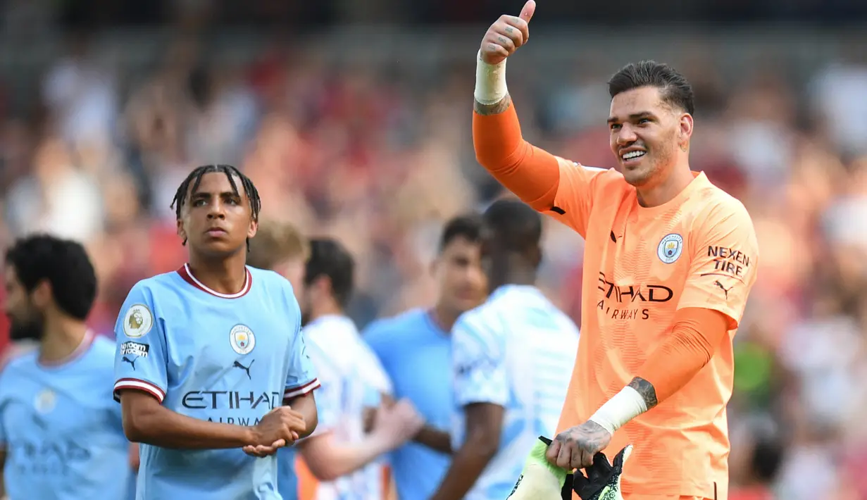 Ederson Moraes. Kiper asal Brasil berusia 29 tahun ini didatangkan Manchester City pada awal musim 2017/2018 dari Benfica dengan nilai transfer 40 juta euro. Kedatangannya langsung menggusur Claudio Bravo dari posisi kiper utama The Citizens. Hingga kini Ederson telah tampil dalam 263 laga di bawah mistar gawang Manchester City pada semua ajang dengan mencatat 130 kali clean sheet dan kebobolan 204 gol. (AFP/Oli Scarff)