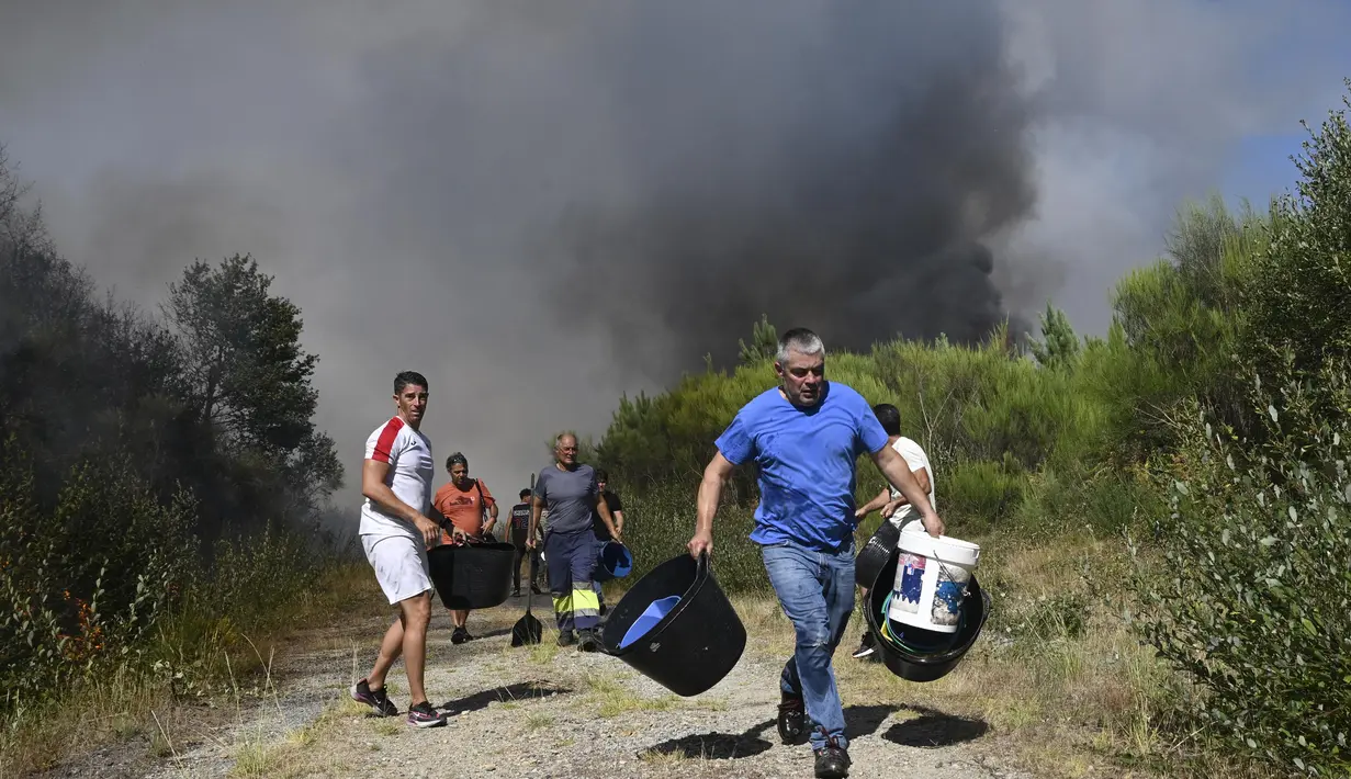 Diketahui, Spanyol menghadapi 20 kebakaran hutan besar di tengah suhu ekstrem. Kebakaran telah menewaskan 3 orang dan menghanguskan 115.000 hektare. (MIGUEL RIOPA/AFP)