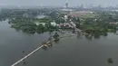 Selain tetap berperan sebagai pengendali banjir bagi kawasan sekitar, seperti Batuceper dan Cipondoh, area ini kini berkembang menjadi ruang terbuka yang dimanfaatkan warga untuk beraktivitas dan berwisata. Tampak foto udara memperlihatkan area Situ Cipondoh di Kota Tangerang, Banten, yang tetap berfungsi sebagai kawasan konservasi air sekaligus destinasi rekreasi warga, Rabu (14/4/2026). (merdeka.com/Arie Basuki)