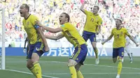 Pemain Swedia, Andreas Granqvist (kiri) merayakan gol bersama rekan-rekannya saat melawan Korea Selatan pada laga grup E Piala Dunia 2018 di Nizhny Novgorod stadium, Nizhny Novgorod, Rusia, (18/6/2018). Swedia menang 1-0. (AP/Pavel Golovkin)