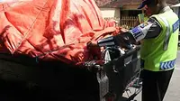 Dua petugas memeriksa mobil pick up saat razia di perbatasan Malang-Kediri di Jalan Raya Kandangan, Kediri, Jawa Timur. Polisi perketat penjagaan pasca serangan bom bunuh diri di Mapolres Kota Cirebon