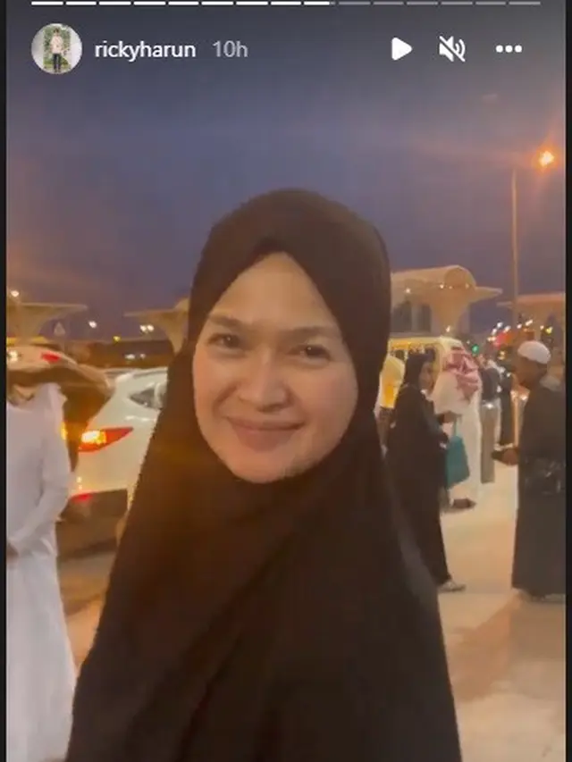 Donna Harun pertama kali pergi umrah (Foto: Instagram @rickyharun)