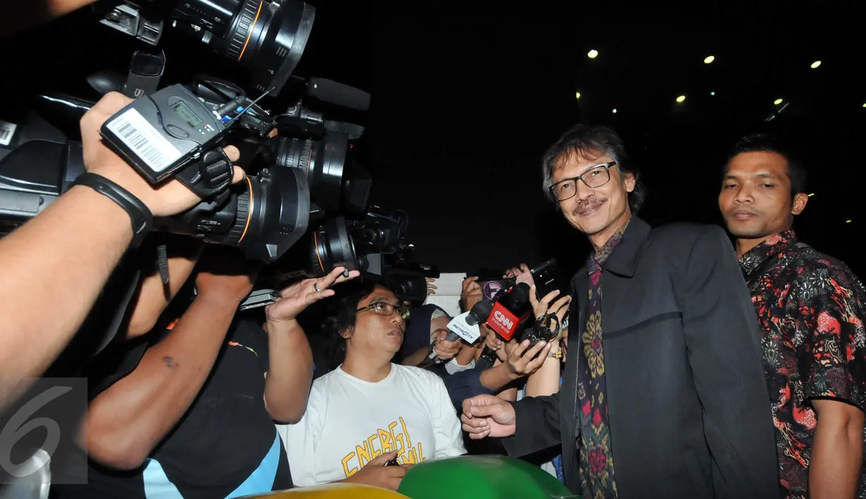 Dirjen EBTKE, Rida Mulyana (kanan) memberikan keteranga pers usai jalani pemeriksaan di Gedung KPK Jakarta,(6/11/15). Rida Mulyana diperiksa sebagai saksi untuk tersangka Dewie Yasin Limpo. (Liputan6.com/Helmi Afandi)