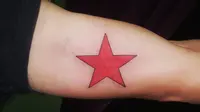 Tato bintang merah (Sumber: Instagram/sharetattoart)