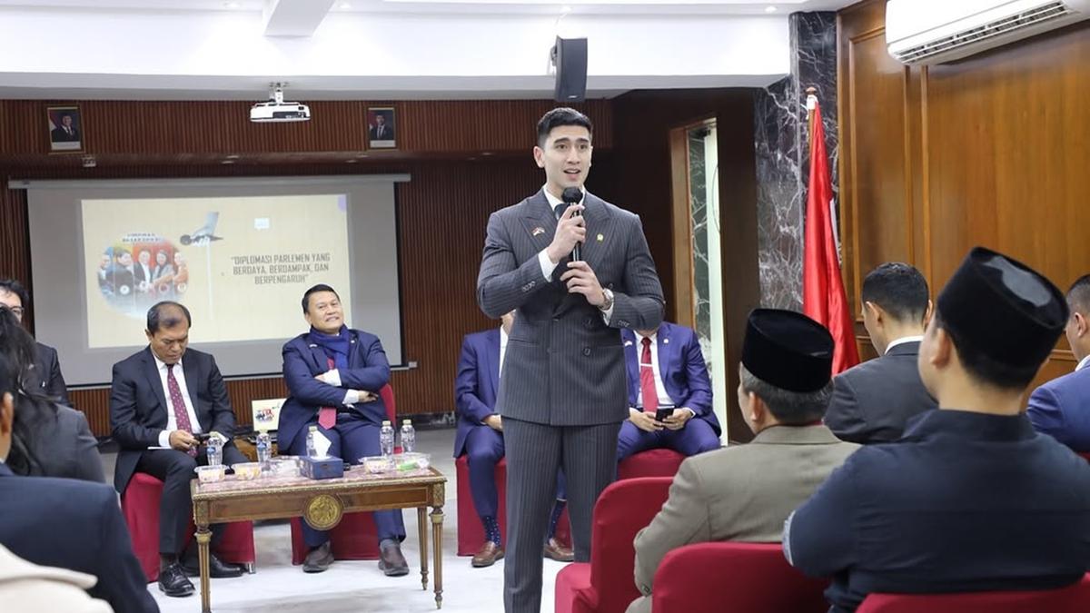 Potret Verrell Bramasta Dinas ke Mesir, Cerminkan Politisi Muda Berwibawa