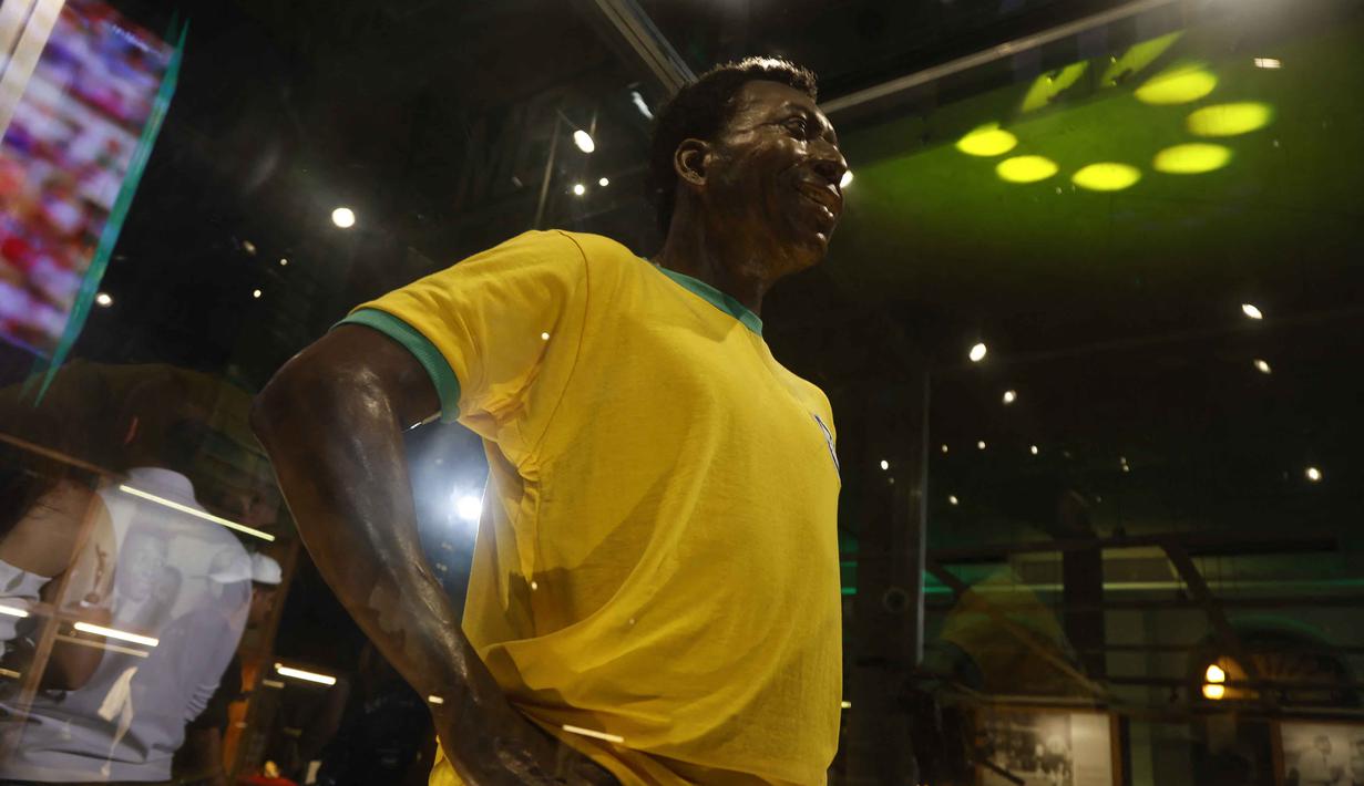 Langkah ini dianggap sebagai upaya menghidupkan kembali nilai komersial sang legenda yang selama ini tidak maksimal. Tampak dalam foto, patung mendiang legenda sepak bola Brasil, Pele, dipajang di Museum Pele setelah pengumuman akuisisi merek Pele oleh NR Sports di Santos, Sao Paulo, Brasil, pada Selasa 25 November 2025. (Miguel SCHINCARIOL/AFP)