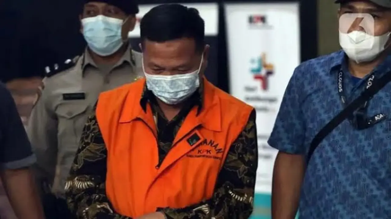 Mantan Kepala BPN Riau Muhammad Syahrir memakai rompi orange KPK.