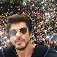 Shahrukh Khan mereyakan ulang tahunnya ke-51 bersama ribuan penggemar. (Instagram/iamsrk)