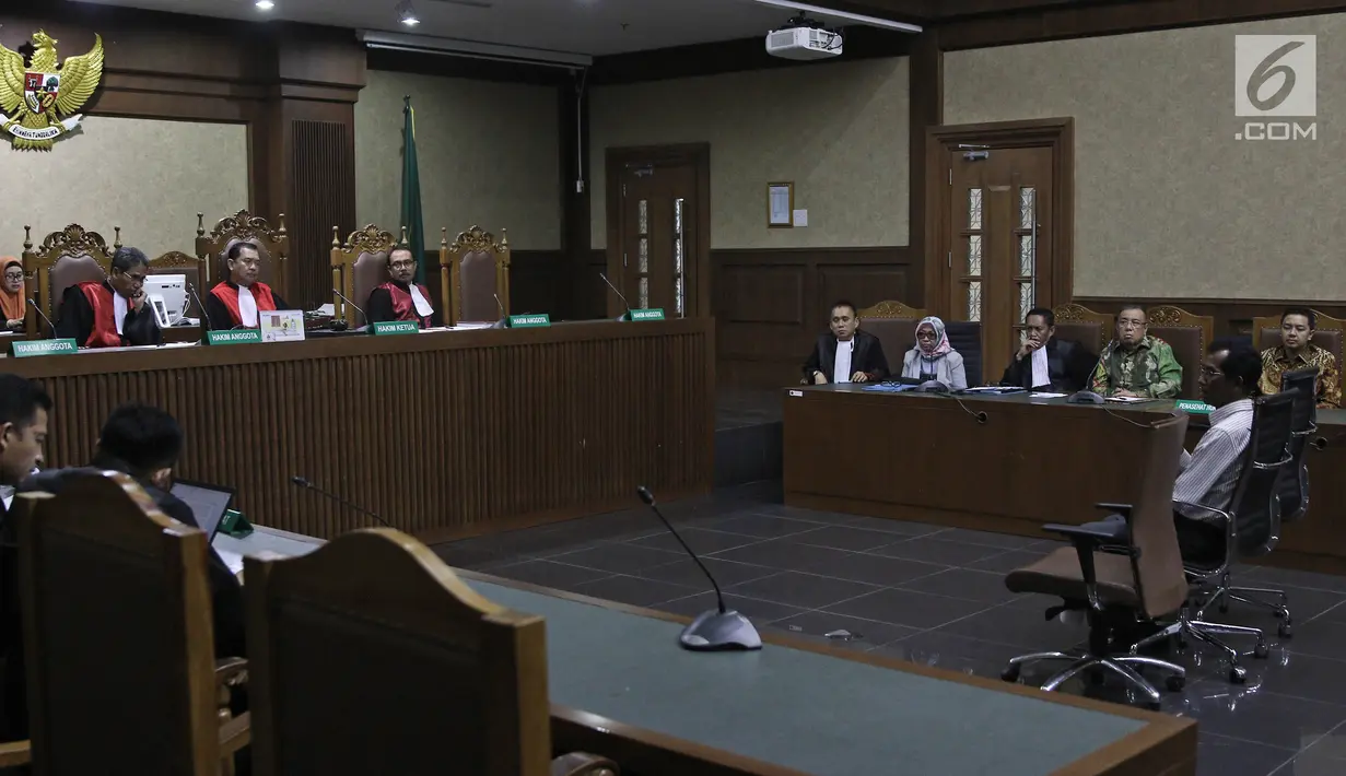 Suasana sidang lanjutan terdakwa kasus suap pengadaan barang dan jasa di Pemkot Kendari, Asrun dan anaknya yang juga Wali Kota Kendari nonaktif, Adriatma Dwi Putra di Pengadilan Tipikor, Jakarta, Rabu (12/9). (Liputan6.com/Herman Zakharia)