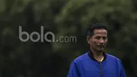 Pelatih Persib Bandung, Djadjang Murdjaman, memantau latihan anak asuhnya di Lapangan Lodaya Bandung, Jawa Barat, Selasa (28/3/2017). (Bola.com/Vitalis Yogi Trisna)
