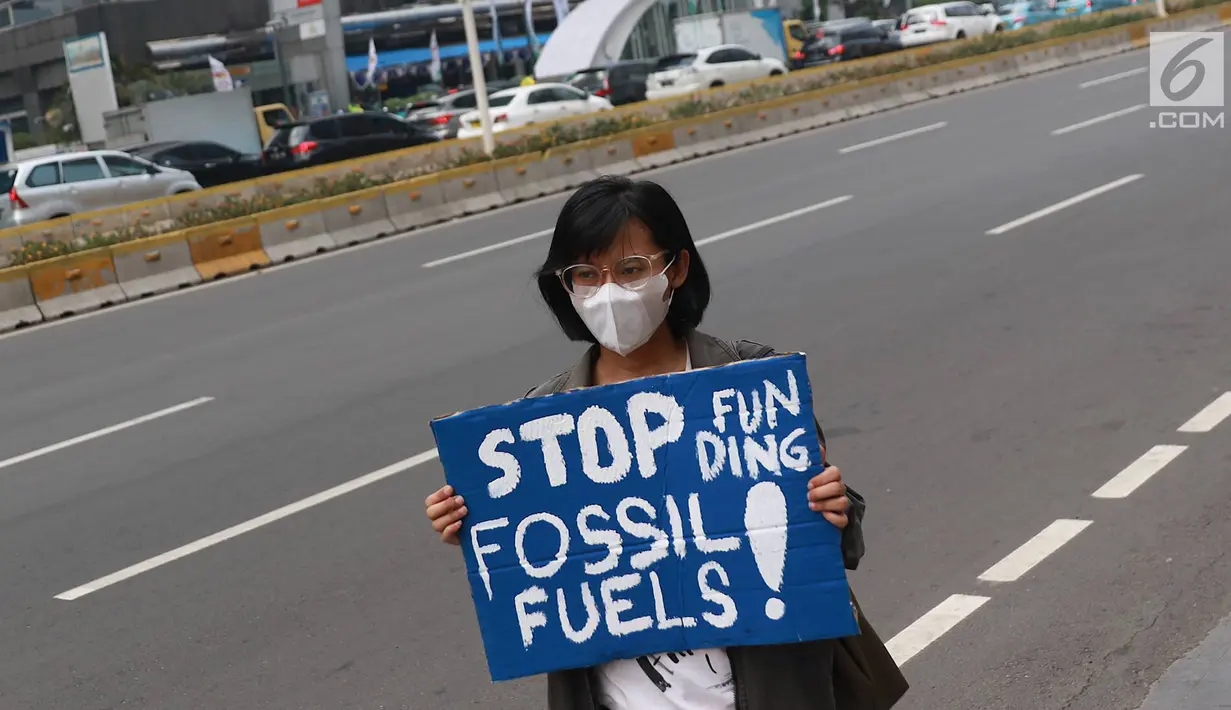 Aktivitis melakukan aksi di depan Kedubes Jepang di Jakarta, Rabu (26/6/2019). Mereka meminta Jepang menghentikan pendanaan proyek energi kotor batubara yang memicu krisis iklim, pencemaran, kerusakan lingkungan dan penderitaan masyarakat khususnya di Indonesia. (Liputan6.com/Immanuel Antonius)