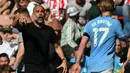 Pelatih Manchester City, Pep Guardiola memberikan instruksi kepada pemainnnya dalam laga lanjutan Liga Inggris 2024/2025 melawan Southampton di St Mary's Stadium, Southampton, Inggris, Sabtu (10/05/2025) waktu setempat. (AFP/Glyn Kirk)