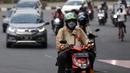 Pengendara melintasi area Lawang Salapan atau Tepas Salapan Mlawang Dasakreta, Kota Bogor, Jawa Barat, Sabtu (29/8/2020). Wali Kota Bogor Bima Arya Sugiarto mengatakan akan menerapkan jam malam, menyusul ditetapkannya kota hujan ini sebagai zona merah COVID-19. (Liputan6.com/Helmi Fithriansyah)