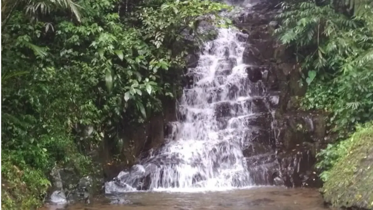 Isi Waktu Liburan, Berkemah dan Mandi di Air Terjun Irenggolo Kediri