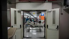 Staf medis memindahkan pasien ke fasilitas bawah tanah yang dilindungi setelah serangan rudal Iran, di Rumah Sakit Ichilov, Tel Aviv, Israel, Senin 8 Juni 2026. (AP Photo/Ohad Zwigenberg)