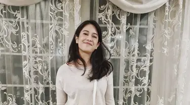 Dian Sastro tampil kasual dengan atasan lengan panjang wsrna nude, dipadukan skirt panjang plisket warna abu-abu. Ia puj mengenakan heels dsn sling bag putihnya. @therealdisastr